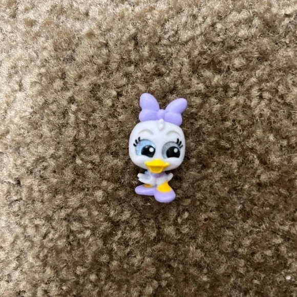 Disney Doorables: Series 5 Rare Figurine – Mickey and Friends – Daisy Duck - Picture 4 of 6